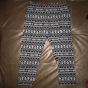 black Cotten capri leggings with a gray Pattern.